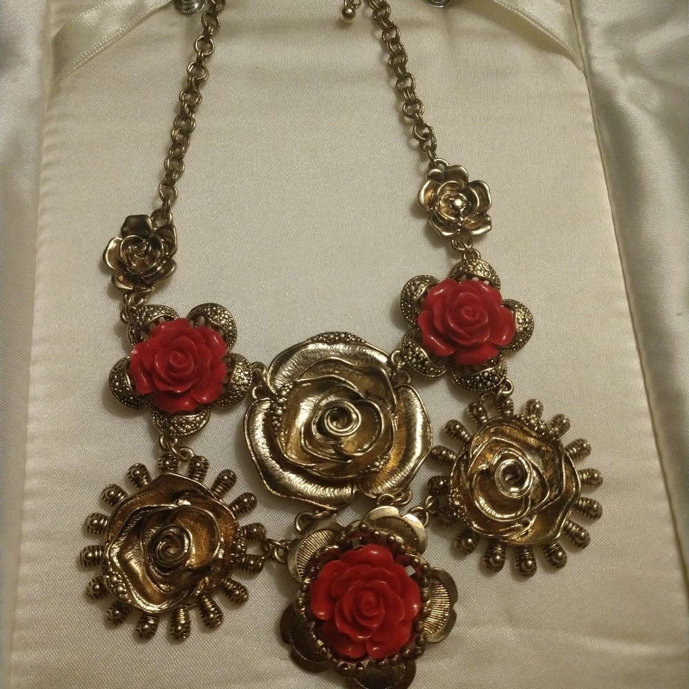 GOLDTONE NECKLACE